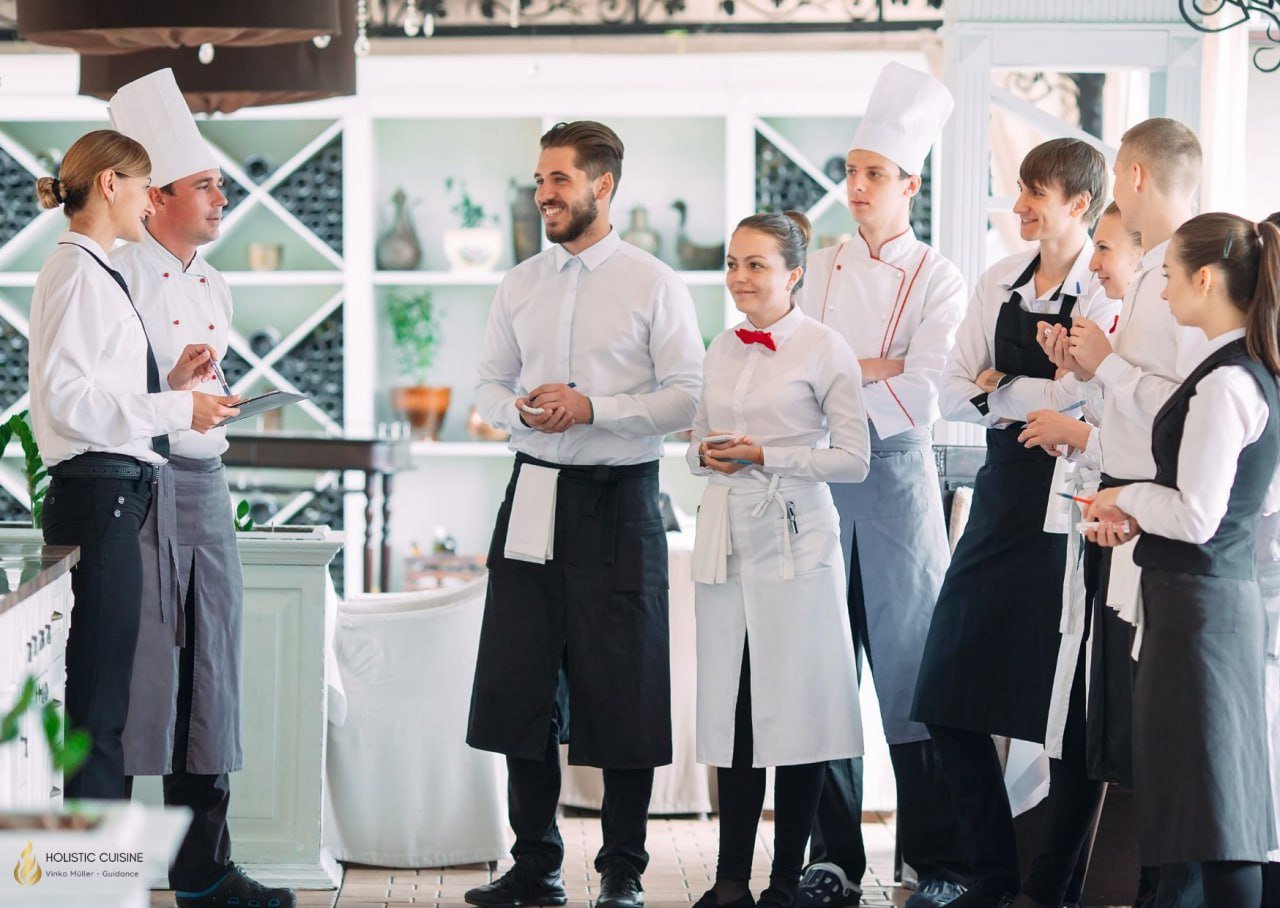 Das Bild zeigt eine Teambesprechung in der Küche.
