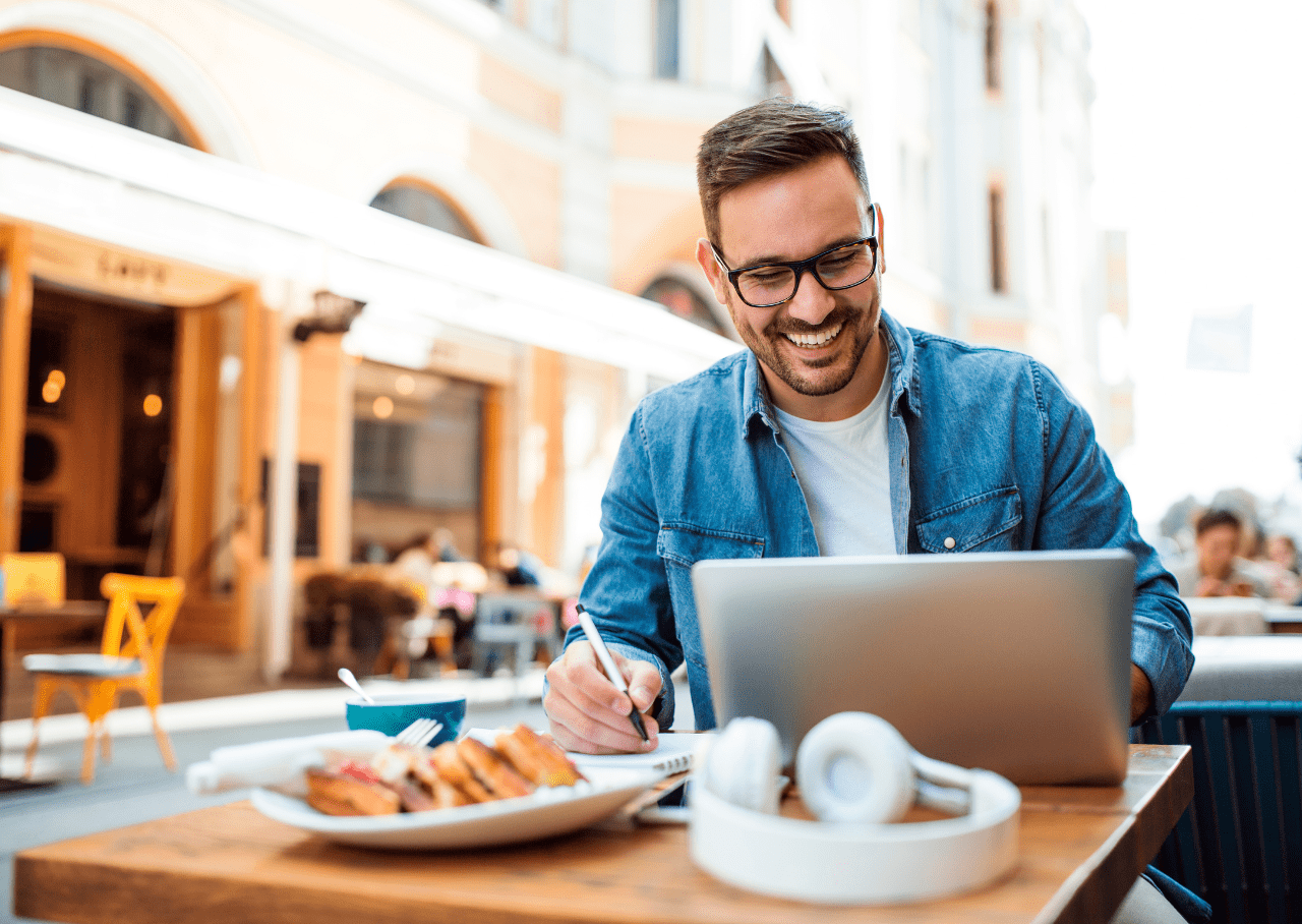 Gastronom berechnet nachhaltige Menüpreise mit Laptop – Beispiel für nachhaltige Gastronomiekalkulation